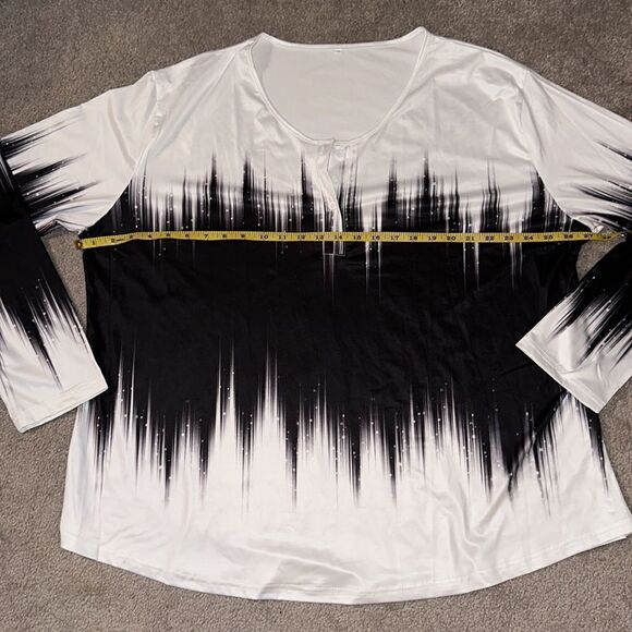 Plus Size Abstract print Top! - Picture 6 of 10